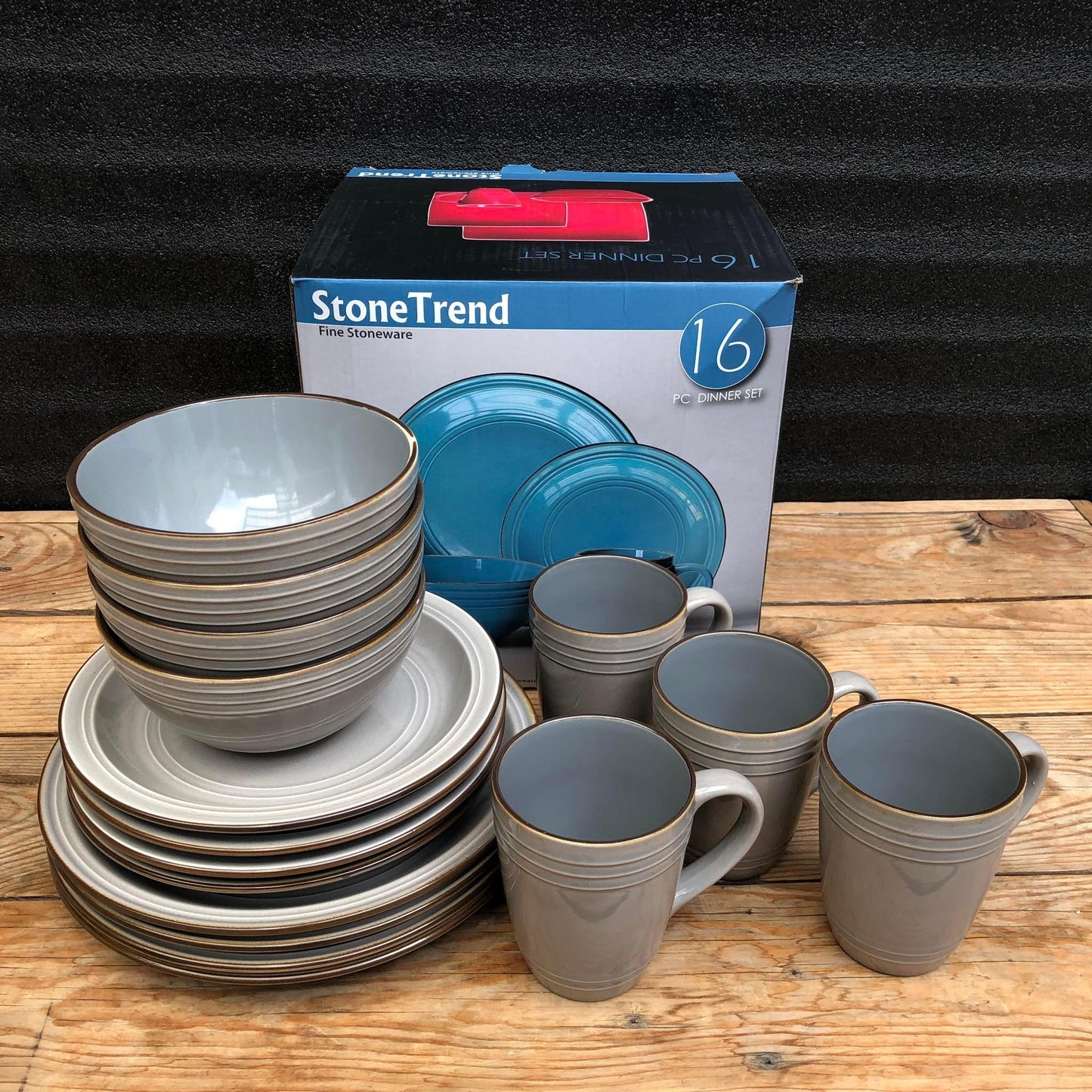 Oliver 16 Piece Set Fine Stoneware Plate