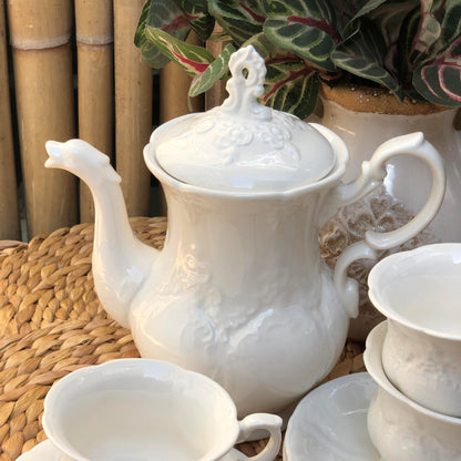 Mrs. White Teapot 1.2 Liters and Teacup 220 ml