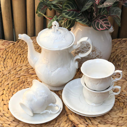 Mrs. White Teapot 1.2 Liters and Teacup 220 ml