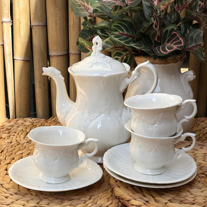 Mrs. White Teapot 1.2 Liters and Teacup 220 ml