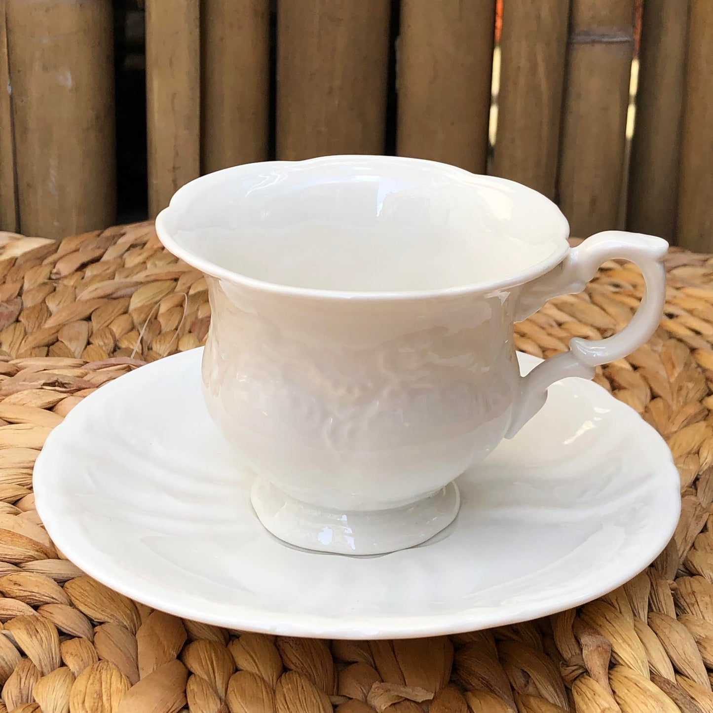 Mrs. White Teapot 1.2 Liters and Teacup 220 ml