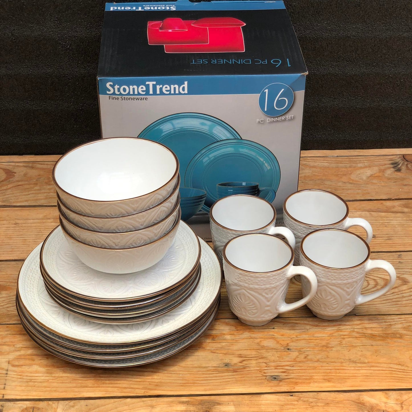 Noah 16 Piece Set Fine Stoneware Plate