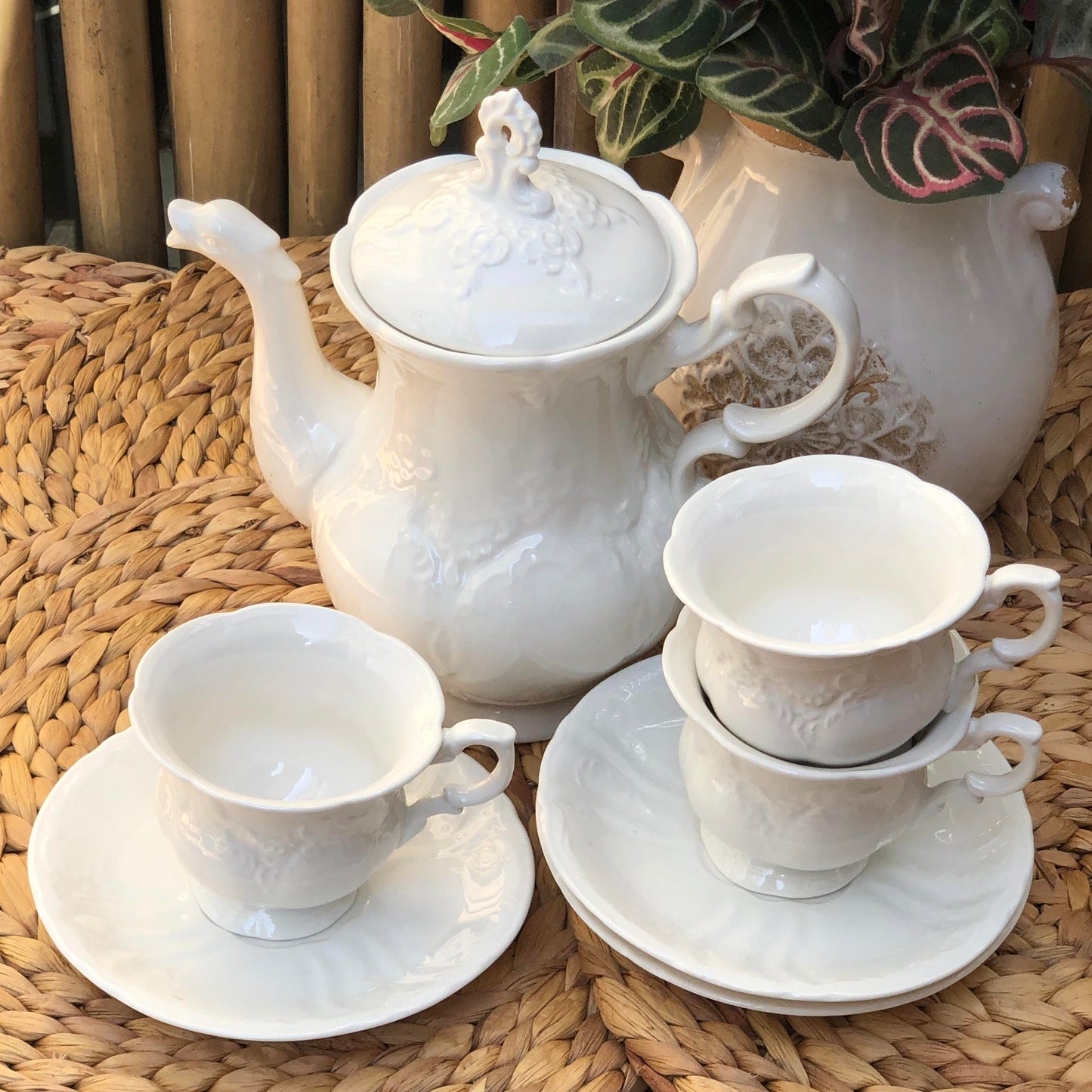 Mrs. White Teapot 1.2 Liters and Teacup 220 ml