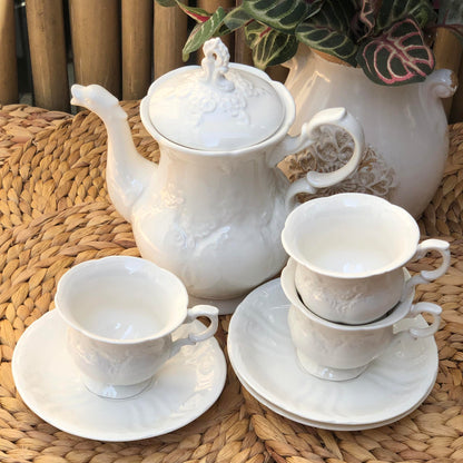 Mrs. White Teapot 1.2 Liters and Teacup 220 ml