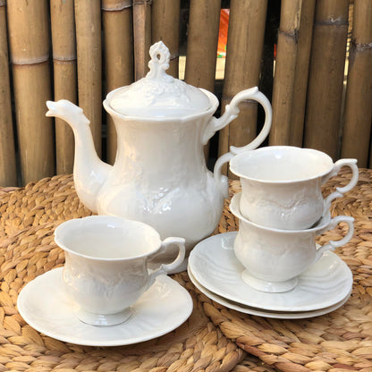 Mrs. White Teapot 1.2 Liters and Teacup 220 ml