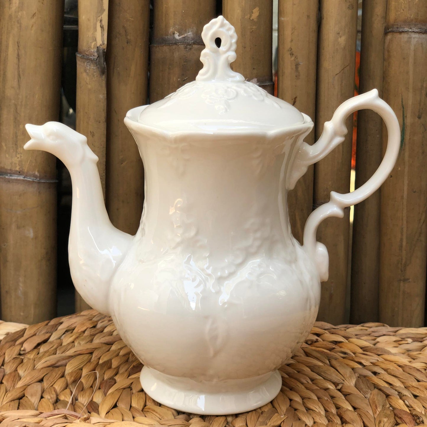 Mrs. White Teapot 1.2 Liters and Teacup 220 ml