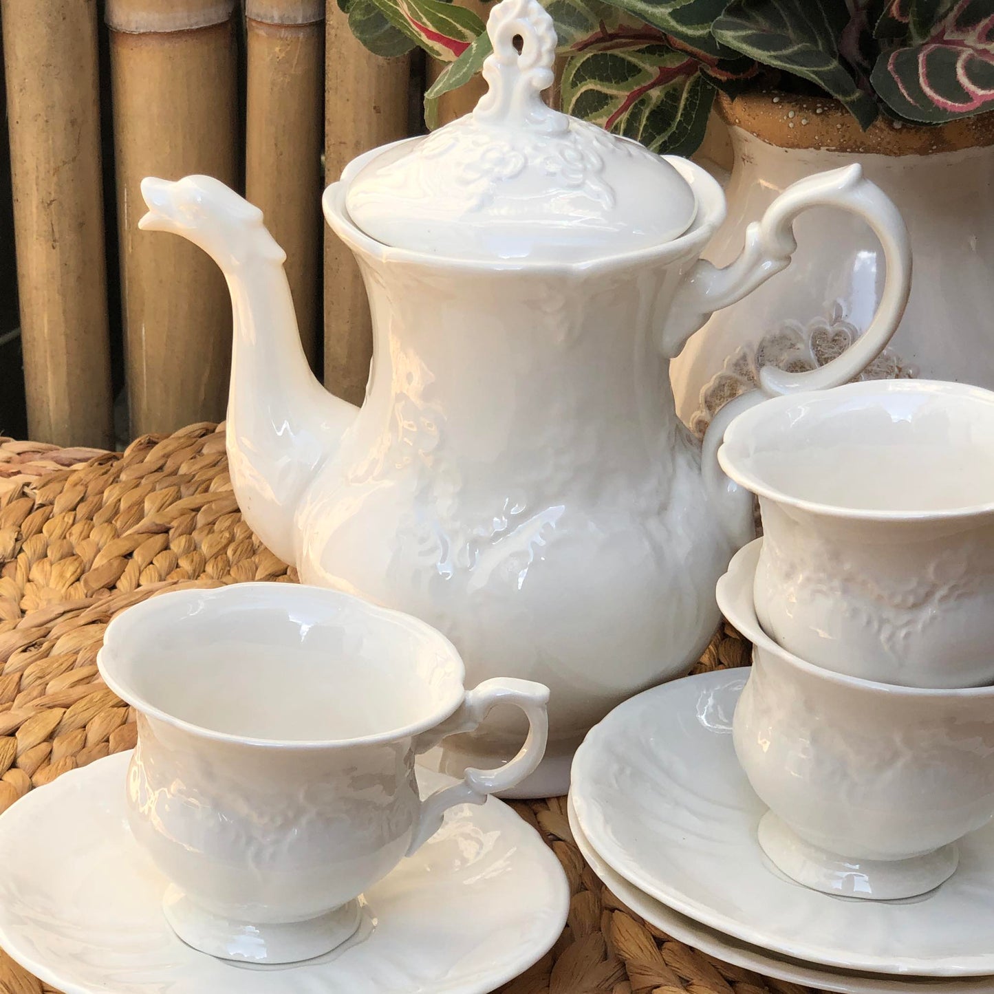 Mrs. White Teapot 1.2 Liters and Teacup 220 ml
