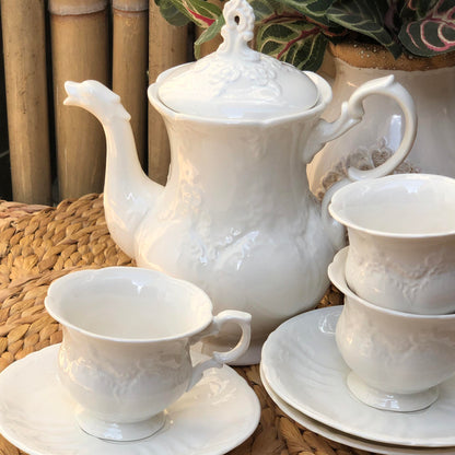 Mrs. White Teapot 1.2 Liters and Teacup 220 ml