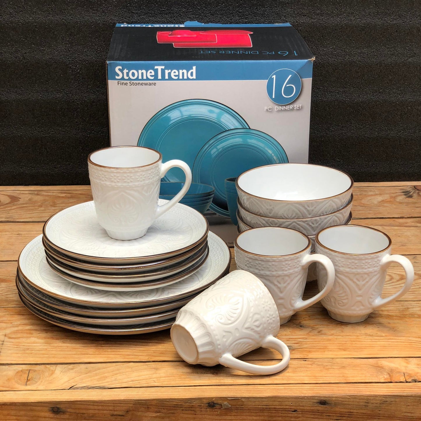 Noah 16 Piece Set Fine Stoneware Plate