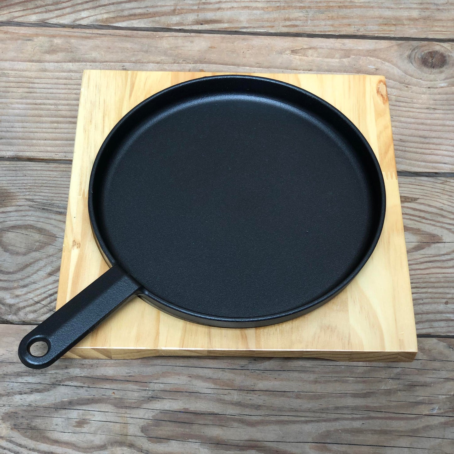 Sizzling Plate Round with Wood Holder 8.75 inch