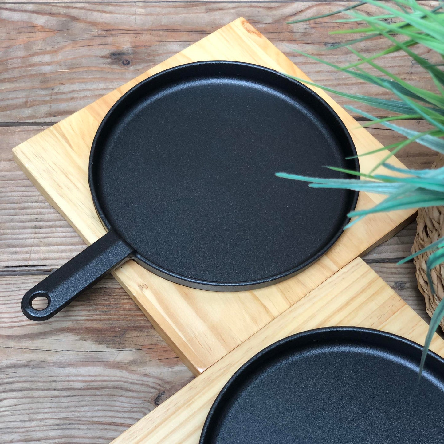 Sizzling Plate Round with Wood Holder 8.75 inch