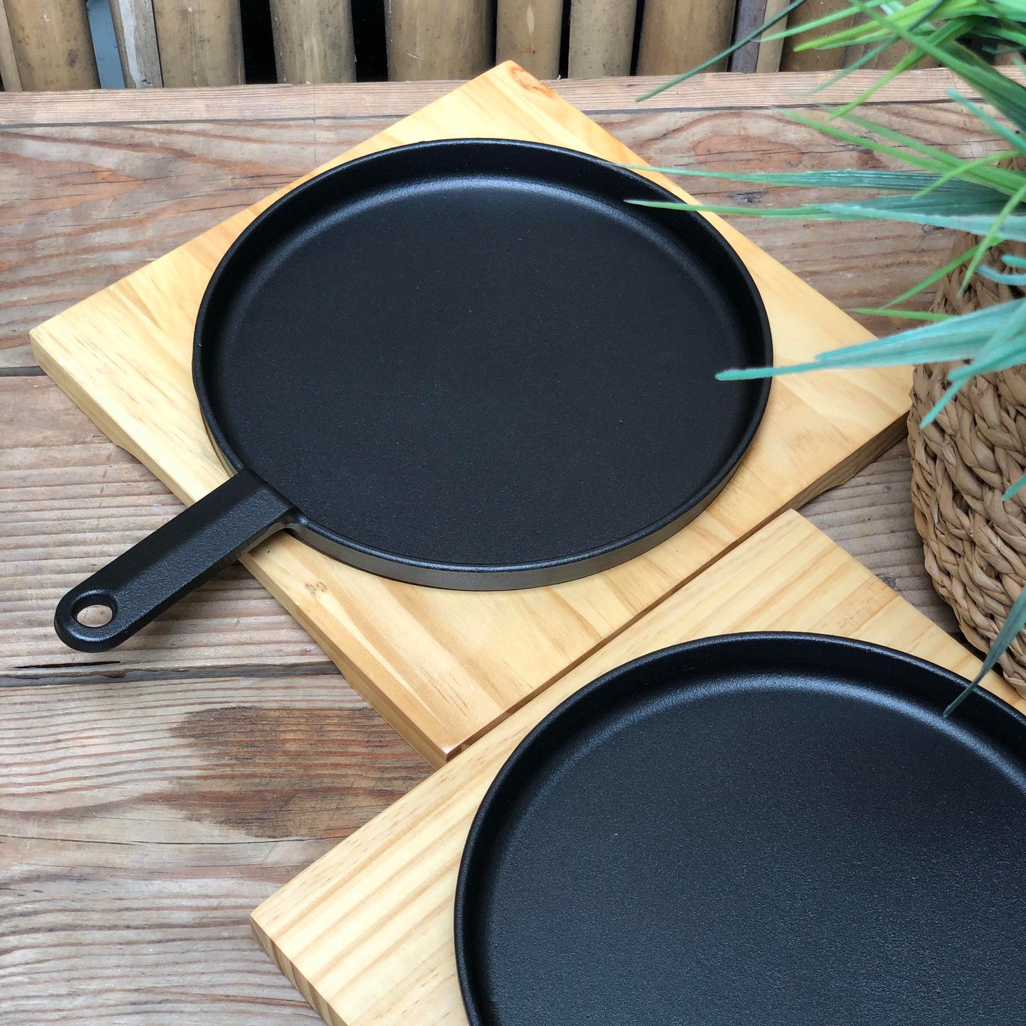 Sizzling Plate Round with Wood Holder 8.75 inch